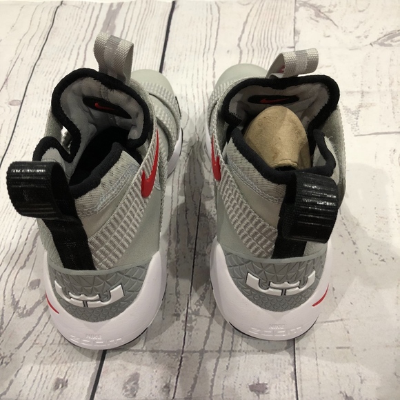 🚫 SOLD 🚫 LeBron Zoom Soldier 11 Silver Bullet - Picture 3 of 7